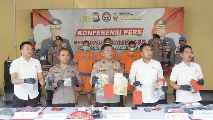 Rilis penangkapan spesialis pencuri ganjal ATM di Polresta Sidoarjo.