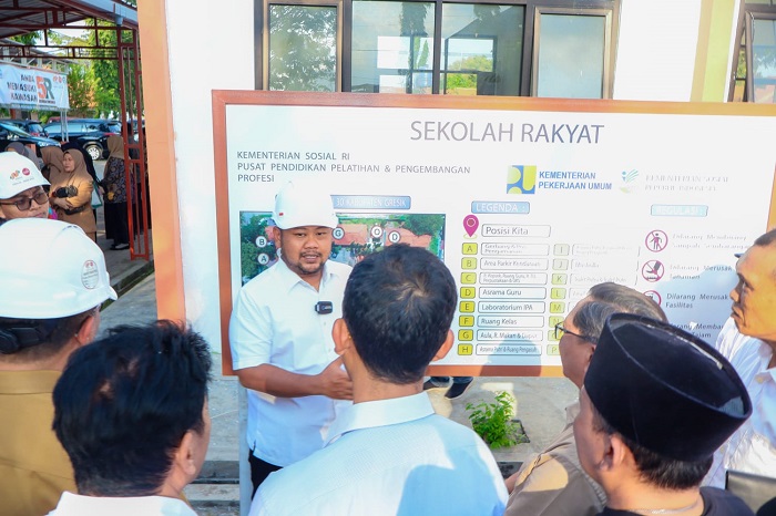 Bupati Gresik Fandi Akhmad Yani turun langsung meninjau gedung Sekolah Rakyat.(Istimewa)