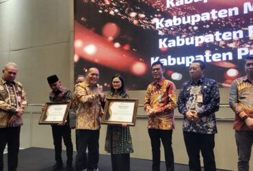 Kepala Disnaker Jember menerima piagam penghargaan dalam acara Apresiasi Perlindungan Jaminan Sosial Ketenagakerjaan, Kamis (10/7/2025). (Foto: Diskominfo Jember for blok-a.com)