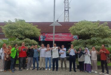 Kepala Dishub Jember, Ketua Komisi C DPRD Jember, dan perwakilan ojol foto bersama, Jumat (20/6/2025). (Foto: Istimewa)