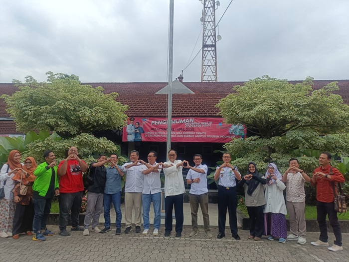 Kepala Dishub Jember, Ketua Komisi C DPRD Jember, dan perwakilan ojol foto bersama, Jumat (20/6/2025). (Foto: Istimewa)