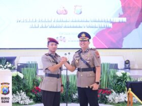 Kapolres Mojokerto kota yang baru bersama Kapolres Mojokerto kota lama saat upacara Sertijab.(istimewa)