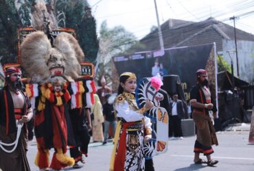 Kirab Pusaka Nusantara dalam Apel Kebangsaan Pluralisme, Minggu (20/7/2025). (Foto: Diskominfo Jember for blok-a.com)