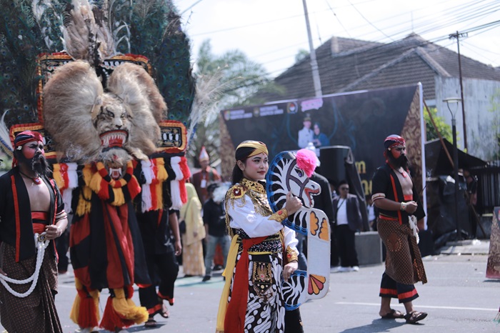Kirab Pusaka Nusantara dalam Apel Kebangsaan Pluralisme, Minggu (20/7/2025). (Foto: Diskominfo Jember for blok-a.com)
