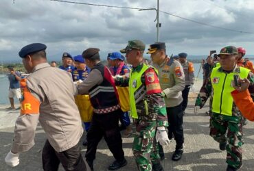 Proses evakuasi dua jenazah KMP Tunu Pratama Jaya, Selasa (8/7/2025).(blok-a.com/Kuryanto)