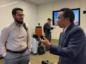 Gus Fawait berbincang dengan akademisi usai mengikuti konferensi internasional di Amerika. (Diskominfo Jember for blok-a.com)