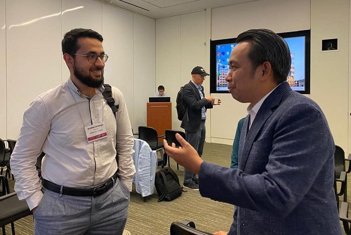 Gus Fawait berbincang dengan akademisi usai mengikuti konferensi internasional di Amerika. (Diskominfo Jember for blok-a.com)