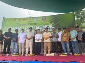Bupati Mojokerto dalam acara pembukaan lahan dan penanaman kopi Bendil di Trawas.(blok-a.com/Syahrul Wijaya)