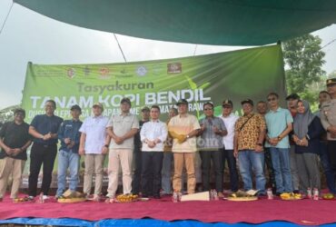 Bupati Mojokerto dalam acara pembukaan lahan dan penanaman kopi Bendil di Trawas.(blok-a.com/Syahrul Wijaya)