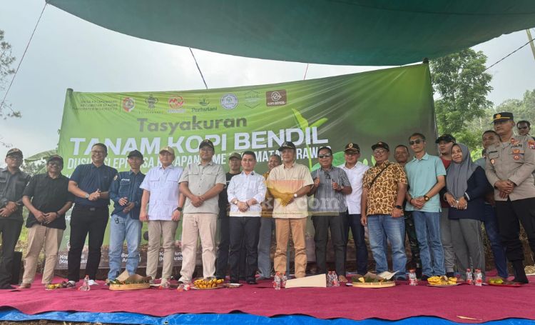 Bupati Mojokerto dalam acara pembukaan lahan dan penanaman kopi Bendil di Trawas.(blok-a.com/Syahrul Wijaya)