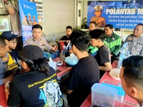 Kepala Tim Operasi Semeru Polda Jatim, Kompol Randi Asdar saat sosialisasi tertib lalu lintas di Istana Gebang. (blok-a.com/Fajar)