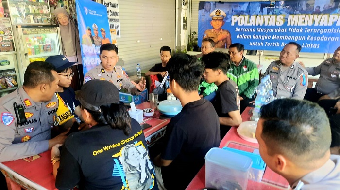 Kepala Tim Operasi Semeru Polda Jatim, Kompol Randi Asdar saat sosialisasi tertib lalu lintas di Istana Gebang. (blok-a.com/Fajar)