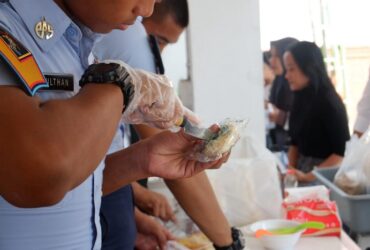 Petugas ketika nampak memeriksa barang bawaan pengunjung di lapas IIB Mojokerto.(blok-a.com/Syahrul Wijaya)