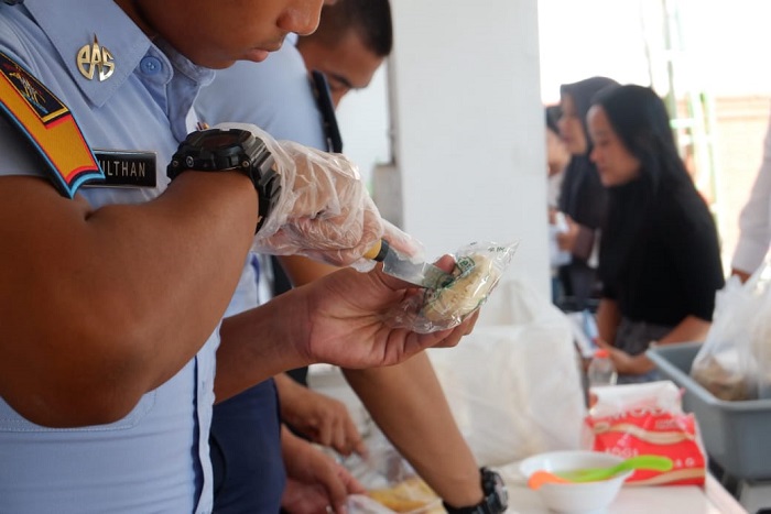 Petugas ketika nampak memeriksa barang bawaan pengunjung di lapas IIB Mojokerto.(blok-a.com/Syahrul Wijaya)