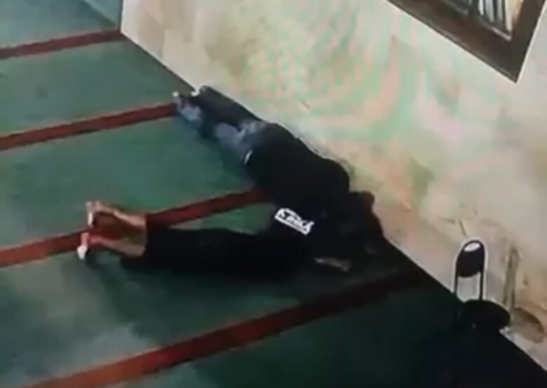 Tangkapan rekaman cctv pencurian HP di Masjid Jami Gresik.(istimewa)