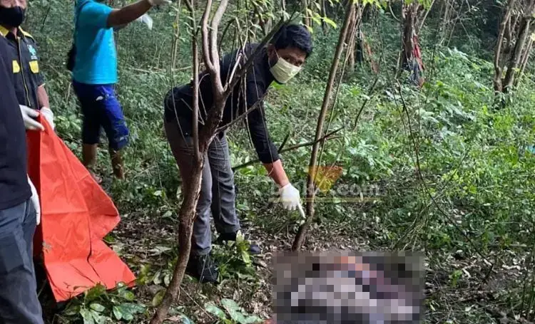 Sesosok mayat dalam kondisi membusuk ditemukan warga di Bukit Suci, Manyar, Gresik.(blok-a.com/ivan)