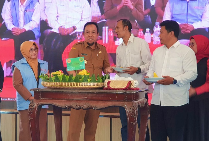 Bupati Nanik dan Wabup Suyatni saat penyerahan tumpeng kepada perwakilan pengurus Koperasi Merah Putih.