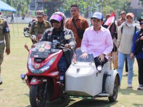 Bupati Jember menaiki motor roda tiga dalam peringatan Milad ke-22 Perpenca, Minggu (13/7/2025). (Foto: Diskominfo Jember for blok-a.com)