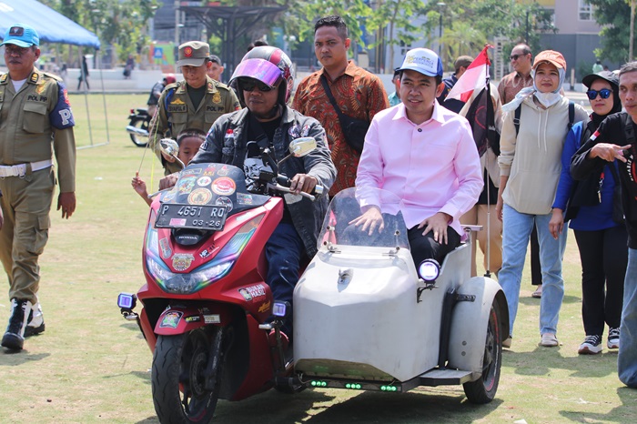 Bupati Jember menaiki motor roda tiga dalam peringatan Milad ke-22 Perpenca, Minggu (13/7/2025). (Foto: Diskominfo Jember for blok-a.com)