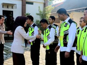 Kepala Bapenda Kabupaten Blitar, Asmaning Ayu bersama petugas Pos Pengawasan tambang MBLB.(blok-a.com/Fajar)