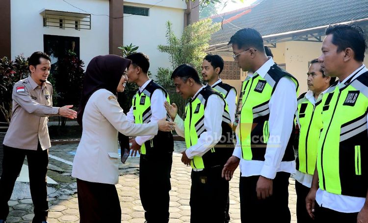 Kepala Bapenda Kabupaten Blitar, Asmaning Ayu bersama petugas Pos Pengawasan tambang MBLB.(blok-a.com/Fajar)