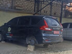 Mobil siaga desa Banyutengah, Panceng, Gresik dipreteli warga.(istimewa)