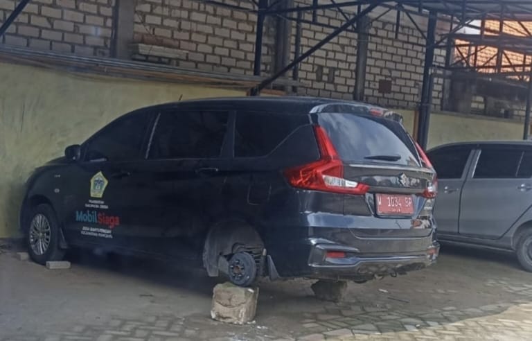 Mobil siaga desa Banyutengah, Panceng, Gresik dipreteli warga.(istimewa)