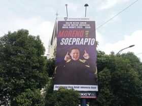 Banner Moreno Soeprapto sebagai dukungan menjadi calon ketua umum Ikatan Motor Indonesia (IMI).