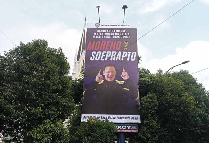 Banner Moreno Soeprapto sebagai dukungan menjadi calon ketua umum Ikatan Motor Indonesia (IMI).