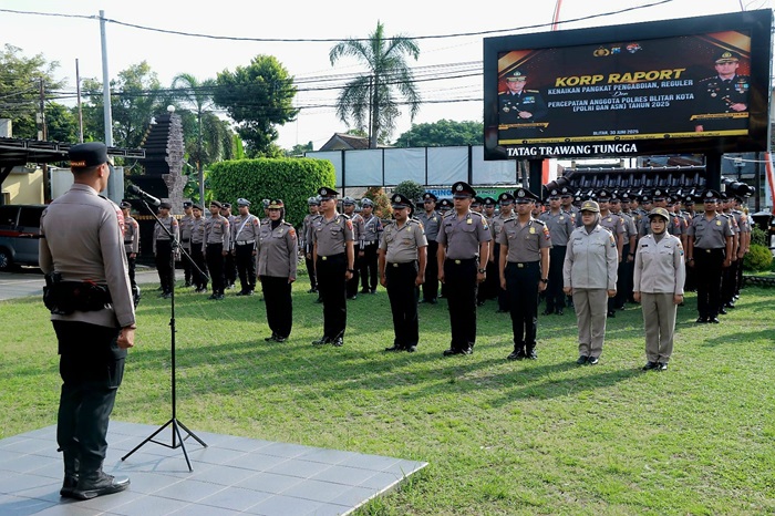 Sebanyak 44 anggota dan ASN Polres Blitar Kota mendapatkan kenaikan pangkat. (blok-a.com/Fajar)
