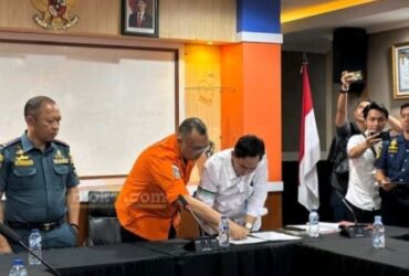Penandatanganan berita acara penutupan operasi SAR pencarian korban KMP Tunu Pratama Jaya di Pelabuhan ASDP Ketapang, Senin (21/7/2025).(blok-a.com/Kuryanto)