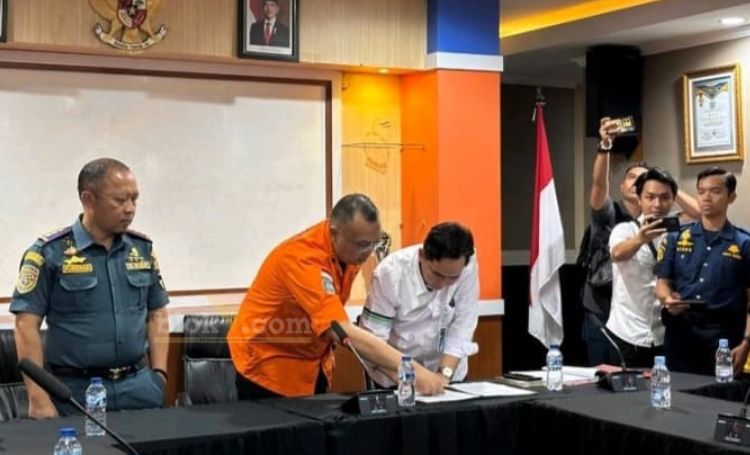 Penandatanganan berita acara penutupan operasi SAR pencarian korban KMP Tunu Pratama Jaya di Pelabuhan ASDP Ketapang, Senin (21/7/2025).(blok-a.com/Kuryanto)