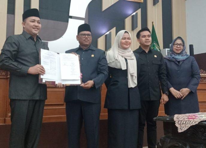 Bupati Pasuruan Rusdi Sutejo dan Ketua DPRD Kabupaten Pasuruan dalam Rapat Paripurna ke-4, Selasa (15/7/2025).