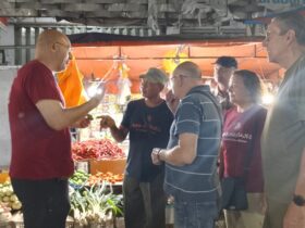 Wisatawan Spanyol mengunjungi pasar Tanjung, Rabu (11/6/2025). (Foto: Diskominfo Jember for blok-a.com)
