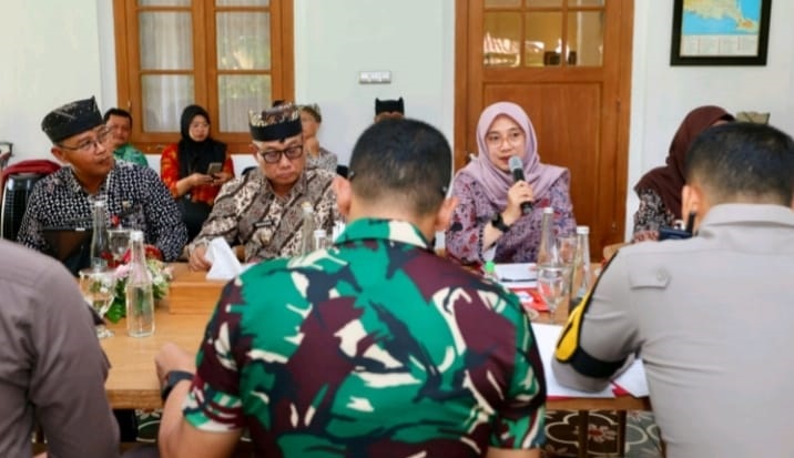 Bupati Banyuwangi, Ipuk Fiestiandani saat gelar Rapat Koordinasi bersama jajaran Forkopimda terkait kemacetan jalur Banyuwangi-Situbondo, Kamis (24/7/2025).(Istimewa)