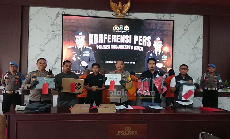 Kapolres Mojokerto Kota saat konferensi pers di aula Hayam Wuruk.(blok-a.com/Syahrul Wijaya)