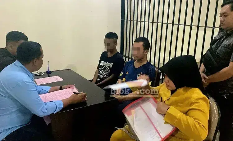 Satreskrim Polres Blitar menyerahkan dua pelaku pengeroyokan ke Kejaksaan Negeri Blitar. (blok-a.com/Fajar)