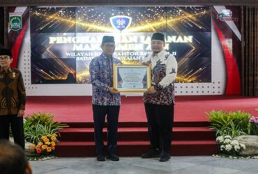 Wakil Wali Kota Mojokerto menerima penghargaan dari BKN.(Kominfo)