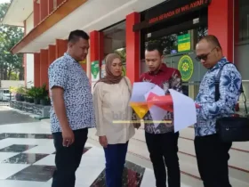 Suliono SH, M.Kn bersama tim saat mendatangi Pengadilan Negeri (PN) Kelas I A Malang (blok-a.com / Yogga Ardiawan)