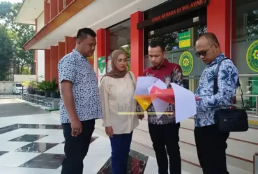 Suliono SH, M.Kn bersama tim saat mendatangi Pengadilan Negeri (PN) Kelas I A Malang (blok-a.com / Yogga Ardiawan)