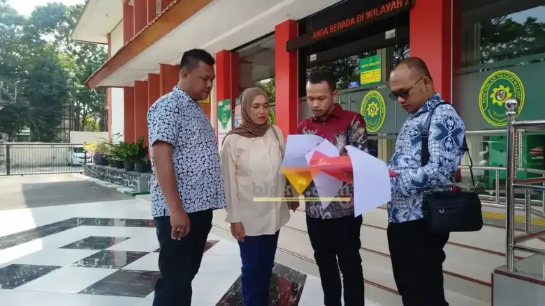 Suliono SH, M.Kn bersama tim saat mendatangi Pengadilan Negeri (PN) Kelas I A Malang (blok-a.com / Yogga Ardiawan)