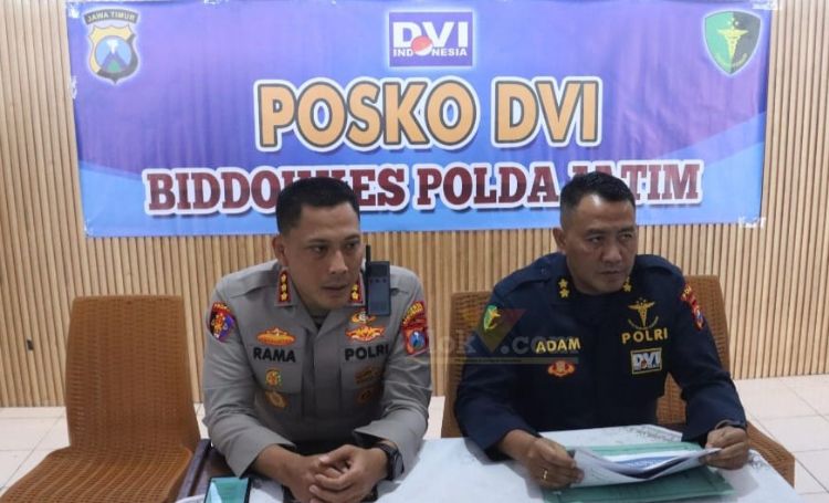 Kapolresta Banyuwangi, Kombes Pol Rama Samtama Putra saat memberikan keterangan hasil proses identifikasi 15 korban KMP Tunu Pratama Jaya, Sabtu (12/7/2025).(blok-a.com/Kuryanto)