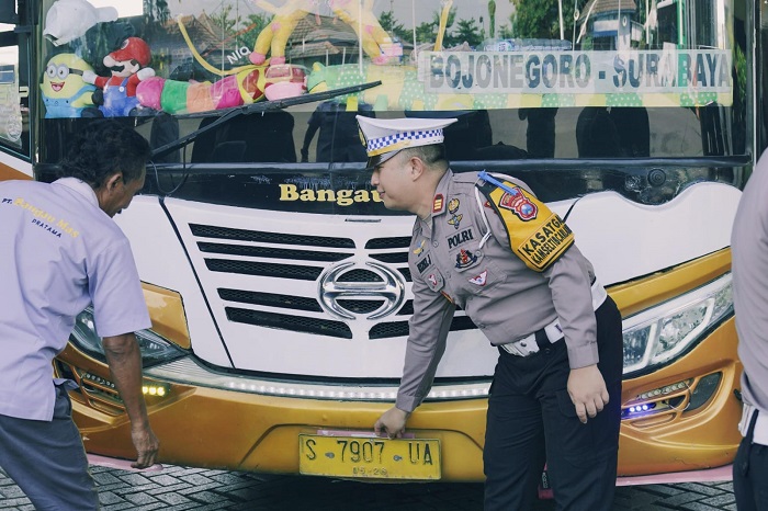 Satlantas Gresik bersama di Dinas Perhubungan gelar rampcheck terhadap angkutan umum di Terminal Kelas B Bunder, Gresik.(Istimewa)