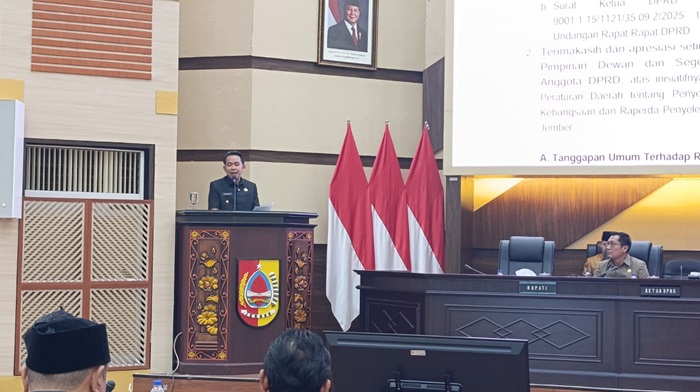 Gus Fawait menyampaikan tanggapannya terkait Raperda wawasan kebangsaan dan pendidikan inisiatif DPRD Jember, Senin (23/6/2025). (Foto: Istimewa)