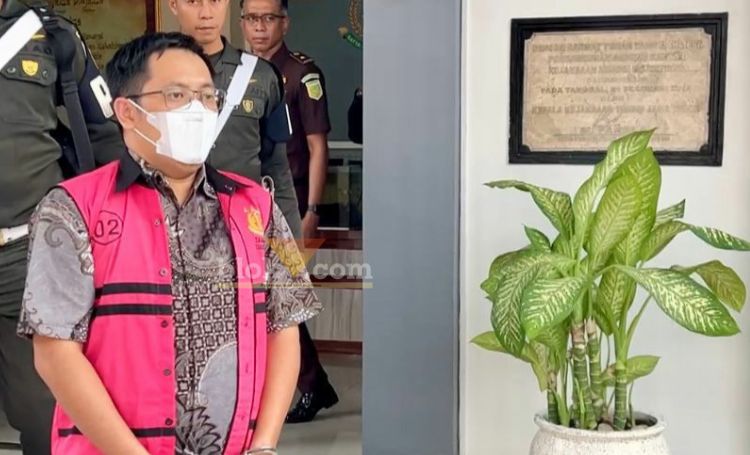 Tersangka YF ditahan Kejaksaan Negeri Kabupaten Mojokerto.(blok-a.com/Syahrul Wijaya)