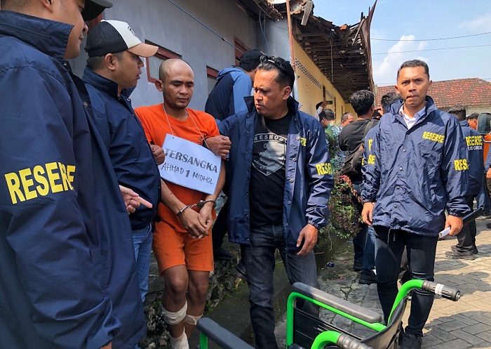 Rekonstruksi kasus perampokan disertai pembunuhan sadis di Desa Imaan, Kecamatan Dukun, Gresik, Senin (7/7/2025). (Istimewa)