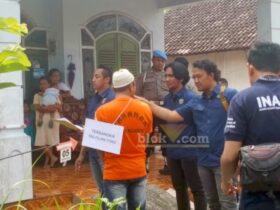 Rekonstruksi ulang di lokasi kejadian depan rumah tersangka Desa Kedungmungal, Pungging.(blok-a.com/syahrul wijaya)