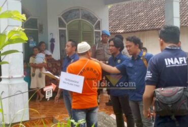 Rekonstruksi ulang di lokasi kejadian depan rumah tersangka Desa Kedungmungal, Pungging.(blok-a.com/syahrul wijaya)