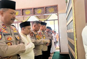 Jajaran Polresta Banyuwangi saat menggelar Salat Ghaib dan berkirim doa kepada seluruh korban KMP Tunu Pratama Jaya, Jumat (11/7/2025).(blok-a.com/Kuryanto)