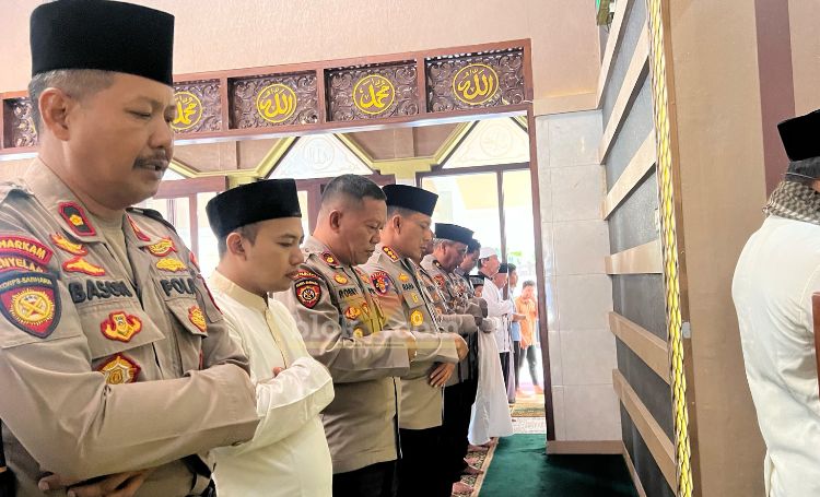 Jajaran Polresta Banyuwangi saat menggelar Salat Ghaib dan berkirim doa kepada seluruh korban KMP Tunu Pratama Jaya, Jumat (11/7/2025).(blok-a.com/Kuryanto)
